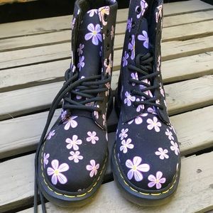 Doc Martens !!! Floral size 9